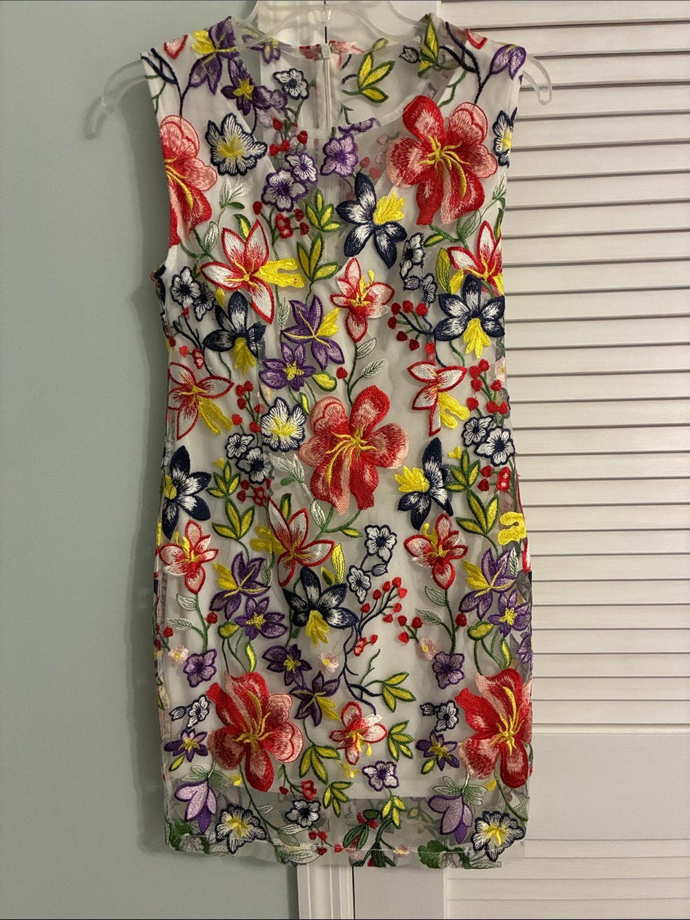 Alexia Admor Embroidered Sheath Dress - White with Multicolor Flowers. Size 4.